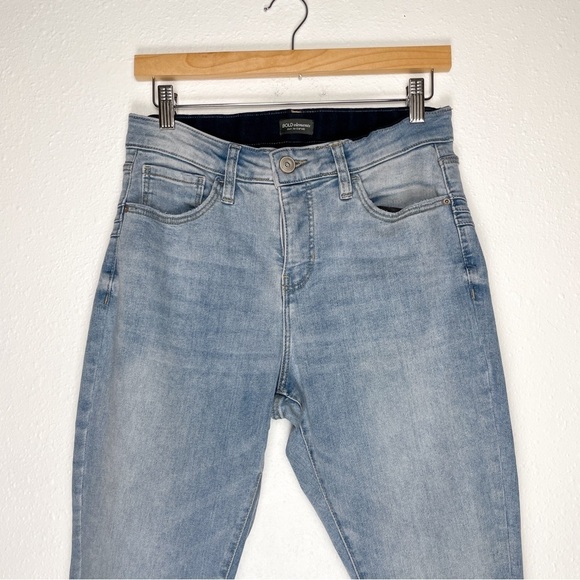 BOLD Elements Sz. 10 Cut to Curve Tummy Control Jean Capris Medium Wash - Picture 2 of 6
